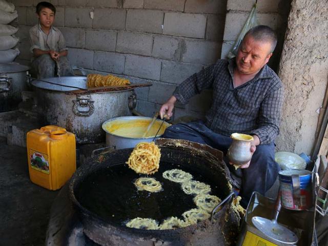 Afghan labourers work at a traditional 'jelabi' factory in Ghazni. (AFP PHOTO)