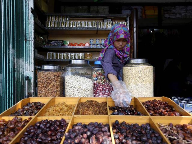 A shopkeeper prepares dates, a popular fruit for breaking the fast in Jakarta, Indonesia. (REUTERS Photo)
