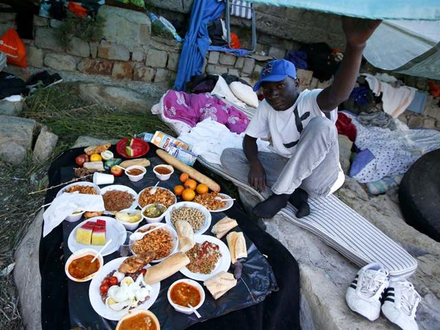 Migrants break their fast with the "iftar" meal in the city of Ventimiglia on the French-Italian border. ( AFP PHOTO )