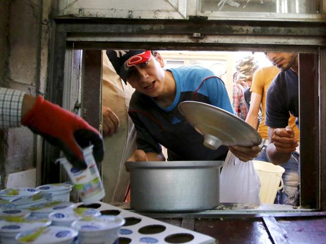 A man receives free food distributed for the needy at the Sunni mosque of Abdul Qadir al-Gailani in Baghdad. (REUTERS Photo)