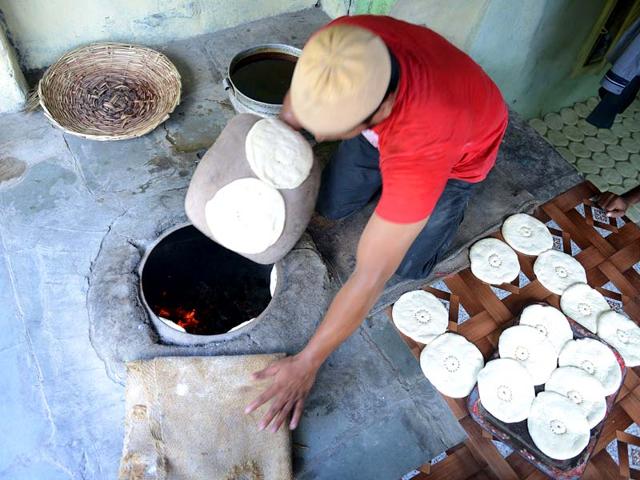 Muslim bakers prepare a version of naan bread popularly known as “Khadeem Munshai Naan" in Hyderabad. (AFP PHOTO)