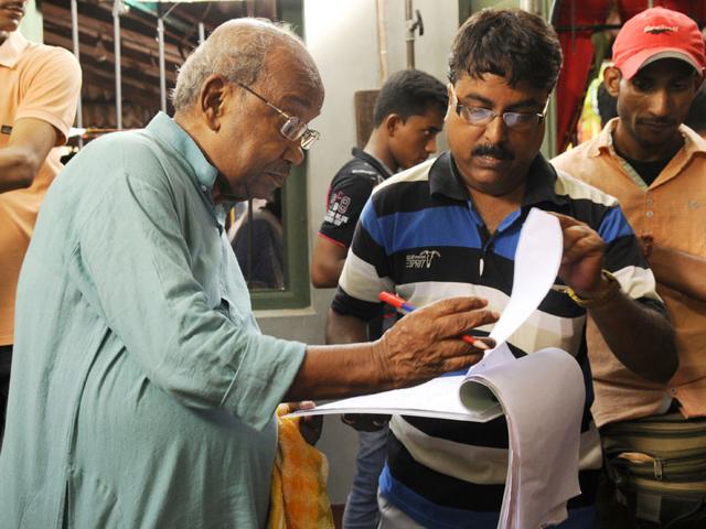 Tarun-Majumdar-is-a-veteran-Bengali-filmmaker-who-launched-the-careers-of-Bollywood-actor-Moushumi-Chatterjee-and-Bengali-actor-Tapas-Pal-among-others Tarun-Majumdar-is-a-veteran-Bengali-filmmaker-who-launched-the-careers-of-Bollywood-actor-Moushumi-Chatterjee-and-Bengali-actor-Tapas-Pal-among-others
