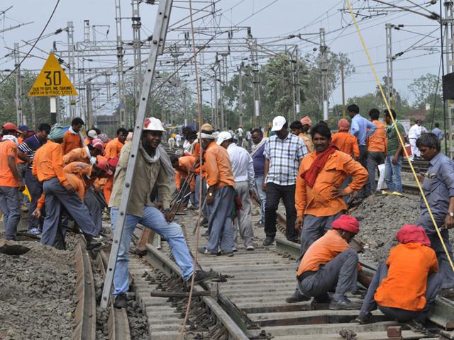 Railway workers setting up a track for manual operation of trains at Itarsi railway station on Friday. (Praveen Bajpai/HT)