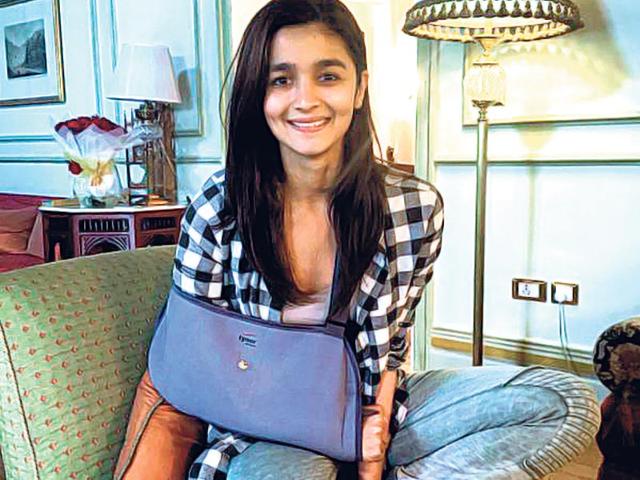 Alia-Bhatt-took-off-for-a-two-day-holiday-with-dad-Mahesh-to-Hyderabad--