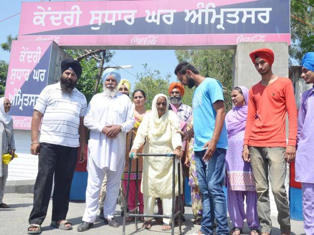 Family-members-of-Gurdeep-Singh-Khera-coming-out-of-Central-Jail-after-in-Amritsar-Sameer-Sehgal-HT Family-members-of-Gurdeep-Singh-Khera-coming-out-of-Central-Jail-after-in-Amritsar-Sameer-Sehgal-HT