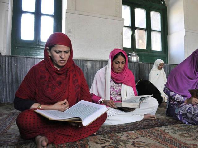 Kashmiri women recites the holy Quran inside the shrine of Shah Hamadan in Kashmir.Wasim Andrabi/HT