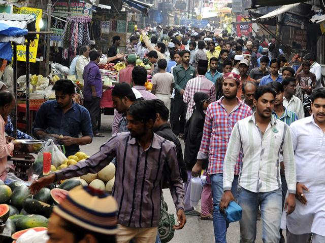 People throng the streets of Bombay Bazaar as they purchase delicacies, snacks and other food items consumed during Ramzan, in Indore on Sunday. (Arun Mondhe/HT)