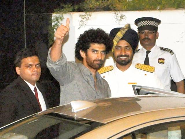 Aditya Roy Kapur poses for the shutterbugs at Arjun Kapoor's birthday bash. (Photo: Yogen Shah/HT)
