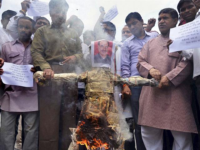 Congress-activists-burn-an-effigy-of-Madhya-Pradesh-chief-minister-Shivraj-Singh-Chouhan-in-Bhopal-demanding-a-CBI-investigation-into-the-death-of-at-least-24-people-linked-with-Vyapam-scam-PTI-Photo