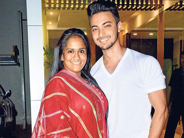 Arpita Khan Sharma and Ayush Sharma strike a pose as they arrive at Huma Qureshi's Iftar party. (Photo: Yogen Shah)