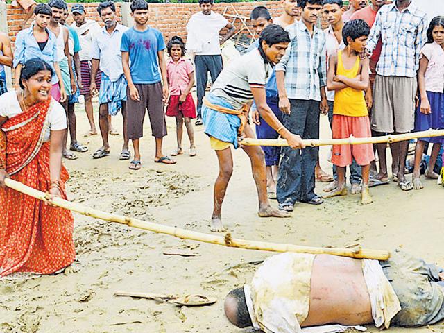 Irate-mob-lynching-Nalanda-based-private-school-director-Devendra-Prasad-Sinha-on-Sunday-HT-Photo Irate-mob-lynching-Nalanda-based-private-school-director-Devendra-Prasad-Sinha-on-Sunday-HT-Photo