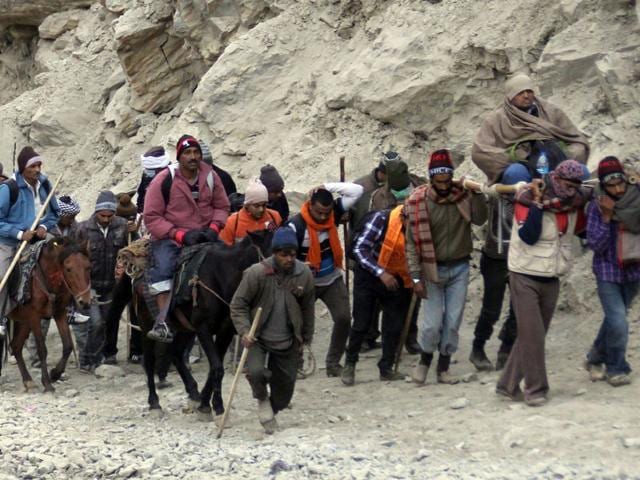 Pilgrims on their way to Amarnath cave near Railpathri, northeast of Srinagar on Tuesday. Waseem Andrabi/HT