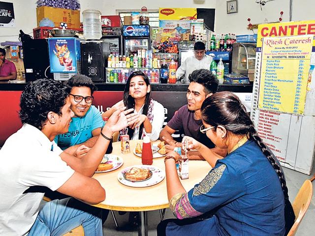 Students-take-a-quick-snack-break-in-between-classes-at-the-College-of-Vocational-Studies-canteen Students-take-a-quick-snack-break-in-between-classes-at-the-College-of-Vocational-Studies-canteen