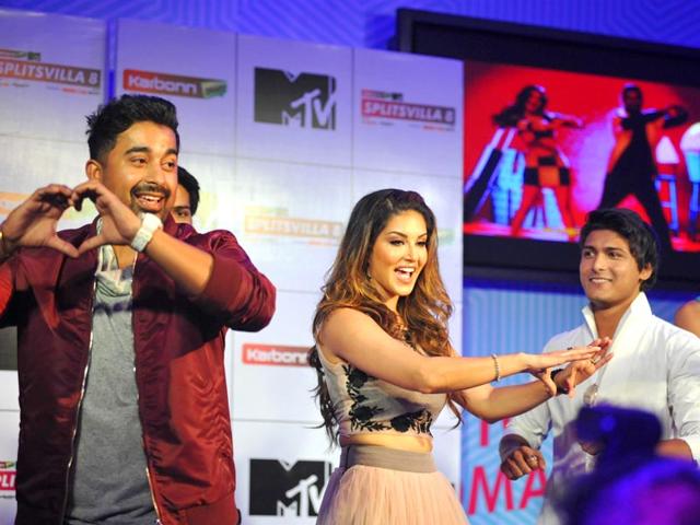 Rannvijay Singha and Sunny Leone during the press conference of Splitsvilla 8 in Mumbai. (IANS Photo)