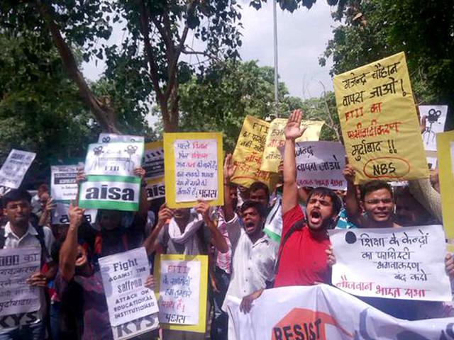 FTII-students-are-demanding-the-cancellation-of-the-appointment-of-Gajendra-Chauhan-as-chairman-a-post-occupied-in-the-past-by-luminaries-such-as-director-Shyam-Benegal-HT-Photo FTII-students-are-demanding-the-cancellation-of-the-appointment-of-Gajendra-Chauhan-as-chairman-a-post-occupied-in-the-past-by-luminaries-such-as-director-Shyam-Benegal-HT-Photo