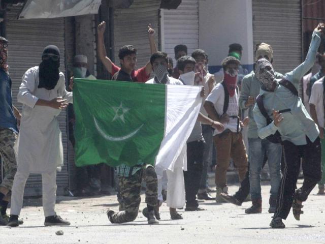 Kashmiri protesters displaying the flag of Pakistan flag during a protest after offering Friday prayers during the Islamic holy month of Ramadan in Srinagar Waseem Andrabi/HT