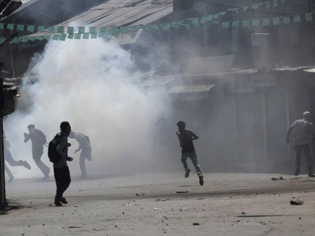 Massive clashes broke out in Anantnag's Lal Chowk area where several smoke shells were burst and police vehicles chased the protesters to quell protest. Waseem Andrabi/HT