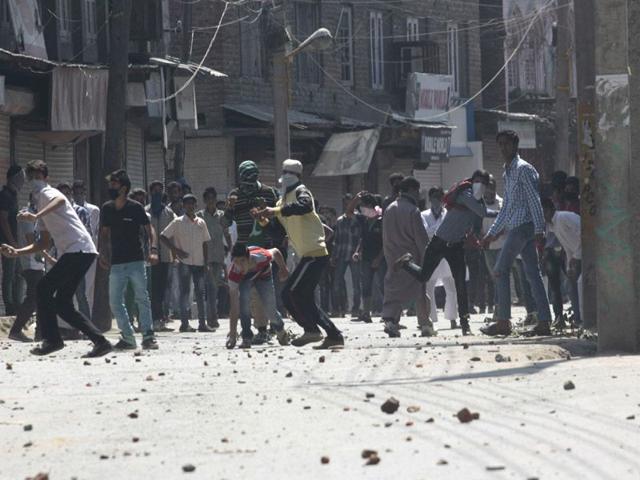 The news of Geelani's detention sparked violent protests in Anantnag. Waseem Andrabi/HT