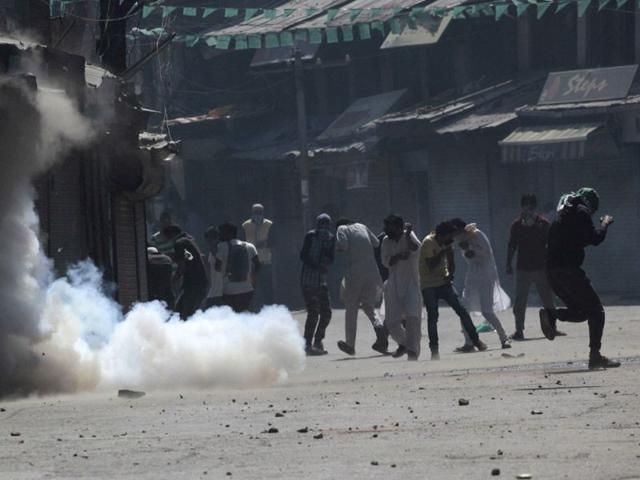 In Srinagar's old city, unlike the last Friday when police allegedly fired smoke shells inside the mosque, the deployment was made a little away from the entrance gates. Waseem Andrabi/HT