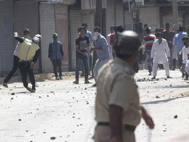 Protesters clashed with the security forces in Anantnag's Lal Chowk area. Waseem Andrabi/HT