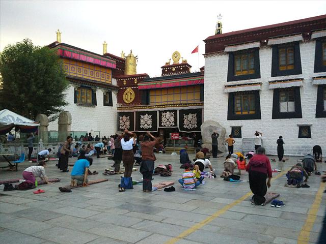 Pilgrims-pray-at-the-Jokhang-temple-in-Lhasa-HT-Photo Pilgrims-pray-at-the-Jokhang-temple-in-Lhasa-HT-Photo