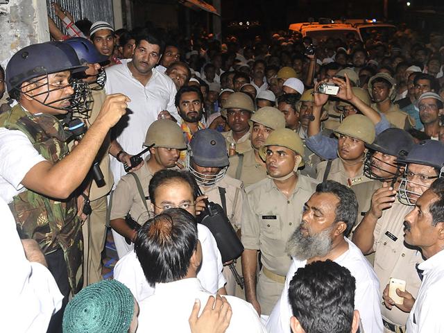 Moradabad-residents-argue-with-cops-HT-Photo Moradabad-residents-argue-with-cops-HT-Photo