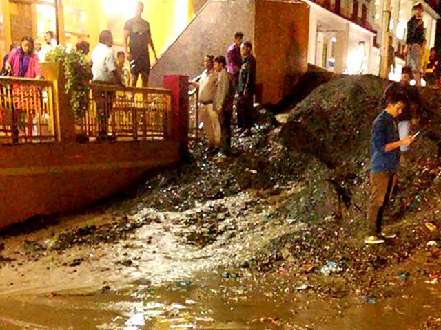 Tourists were stranded in a hotel after Uttarakhand enjoyed a sudden burst of heavy rainfall. (HT Photo)