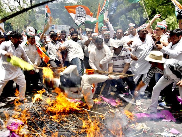 Delhi-Congress-workers-stage-a-protest-at-Jantar-Mantar--Raj-K-Raj-HT-Photo Delhi-Congress-workers-stage-a-protest-at-Jantar-Mantar--Raj-K-Raj-HT-Photo