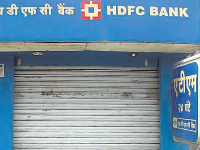 The ATM had Rs 91,000 cash. This is the second time the ATM near Hero Honda Chowk has been robbed. (HT Photo)