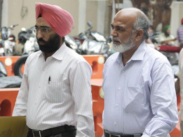 Enforcement Directorate assistant director Niranjan Singh (right) at the district courts in Jalandhar on Tuesday.(HT photo) Enforcement Directorate assistant director Niranjan Singh (right) at the district courts in Jalandhar on Tuesday.(HT photo)