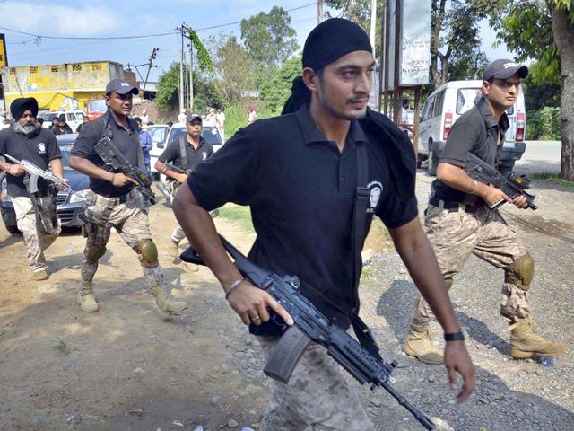 Punjab-police-SWAT-team-during-an-encounter-with-armed-attackers-at-the-police-station-in-Dinanagar-town-in-Gurdaspur-district-Sameer-Sehgal-HT-Photo