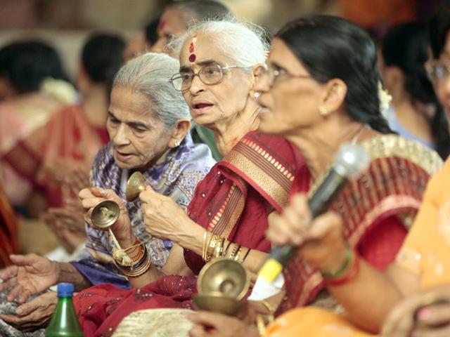 Devotees sing devotional songs (bhajans) at a Vitthal temple in Dahisar on the occasion of Aashadhi Ekadashi in Mumbai. This day marks the culmination of the nearly month long 'wari' (pilgrimage) to Pandharpur from different parts of Maharashtra. (Pratham Gokhale/HT photo)