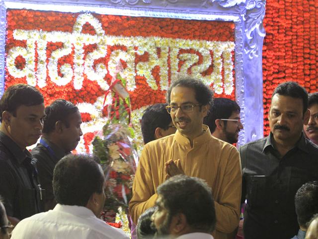 Shiv-Sena-supporters-visited-party-chief-Uddhav-Thackeray-s-residence-Matoshree-to-wish-him-on-his-birthday-Vijaynand-Gupta-HT-photo