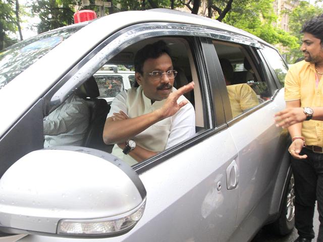 Maharashtra education minister Vinod Tawde visited Sena chief Uddhav Thackeray's residence Matoshree to wish him on his birthday. (Vijaynand Gupta/HT photo)