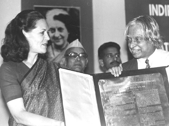 Kalam being conferred the 13th Indira Gandhi Award for National Integration by Congress President Sonia Gandhi at a function. (UNI file photo)