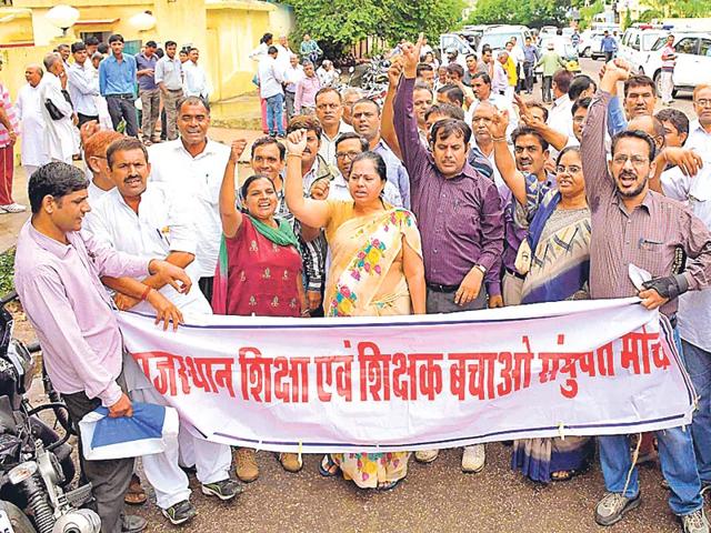 Teachers-stage-a-demonstration-outside-the-residence-of-education-minister-Vasudev-Devnani-against-the-new-staffing-pattern-in-government-schools-in-Jaipur-on-Monday-HT-Photo Teachers-stage-a-demonstration-outside-the-residence-of-education-minister-Vasudev-Devnani-against-the-new-staffing-pattern-in-government-schools-in-Jaipur-on-Monday-HT-Photo