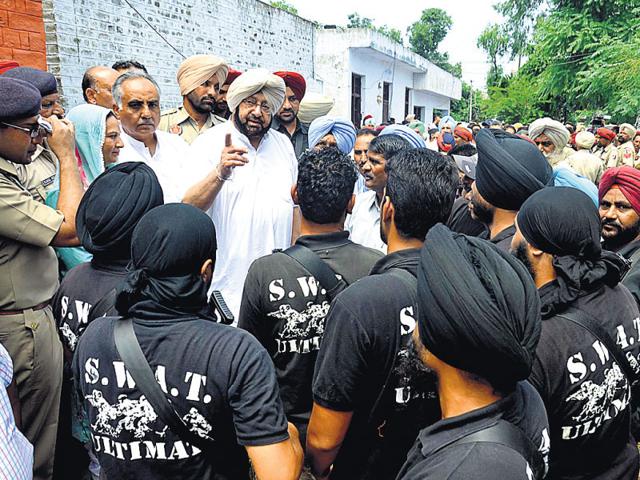 Congress-leader-Captain-Amrinder-Singh-visits-Dinanagar-police-station-on-Tuesday-He-also-met-officials-of-the-Punjab-police-and-a-SWAT-team-during-his-visit-Sameer-Sehgal-HT-Photo Congress-leader-Captain-Amrinder-Singh-visits-Dinanagar-police-station-on-Tuesday-He-also-met-officials-of-the-Punjab-police-and-a-SWAT-team-during-his-visit-Sameer-Sehgal-HT-Photo
