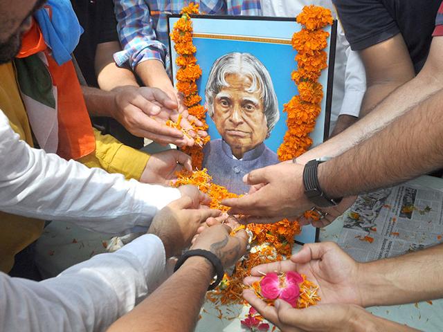 Students of the University of Jammu pay tribute to former Indian President APJ Abdul Kalam in Jammu. (AFP Photo)