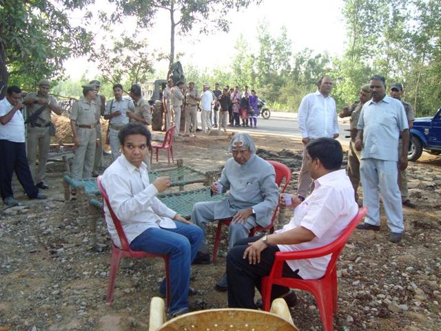 During-his-visits-to-Uttar-Pradesh-former-President-APJ-Abdul-Kalam-often-ensured-that-his-motorcade-stopped-at-dhabas-so-that-he-could-get-a-cup-of-piping-hot-tea-and-conduct-an-unusual-experiment-on-rural-entrepreneurship-HT-Photo During-his-visits-to-Uttar-Pradesh-former-President-APJ-Abdul-Kalam-often-ensured-that-his-motorcade-stopped-at-dhabas-so-that-he-could-get-a-cup-of-piping-hot-tea-and-conduct-an-unusual-experiment-on-rural-entrepreneurship-HT-Photo