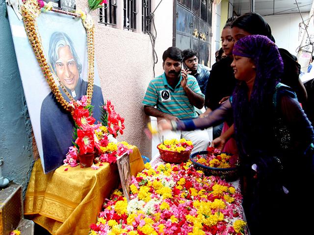 People-pay-tributes-to-former-President-of-India-Dr-APJ-Abdul-Kalam-outside-his-home-in-Rameswaram-Vivek-Nair-HT People-pay-tributes-to-former-President-of-India-Dr-APJ-Abdul-Kalam-outside-his-home-in-Rameswaram-Vivek-Nair-HT
