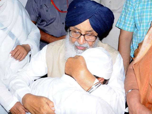 Parkash-Singh-Badal-sharing-his-condolences-with-a-family-members-of-a-Gurdaspur-attack-victim-in-Pathankot-on--Wednesday-HT-Photo Parkash-Singh-Badal-sharing-his-condolences-with-a-family-members-of-a-Gurdaspur-attack-victim-in-Pathankot-on--Wednesday-HT-Photo