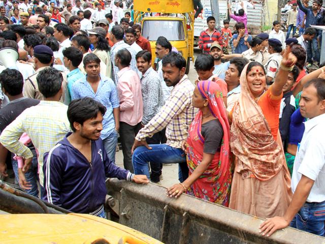 Residents-protest-against-IMC-s-encroachment-removal-drive-on-Roshan-Singh-Bhandari-Marg-near-Zanzeerwala-Square-in-Indore-on-Thursday-Arun-Mondhe-HT Residents-protest-against-IMC-s-encroachment-removal-drive-on-Roshan-Singh-Bhandari-Marg-near-Zanzeerwala-Square-in-Indore-on-Thursday-Arun-Mondhe-HT