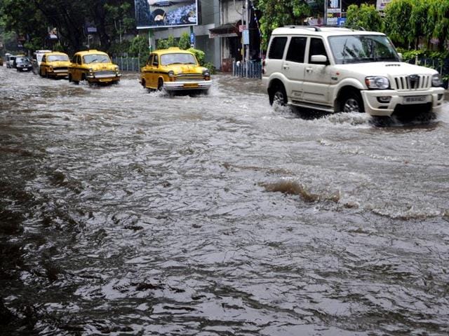 Heavy rains in various parts of Kolkata have disrupted normal life. The showers were triggered by cyclone Komen. (Ashok Nath Dey/ HT Photo)