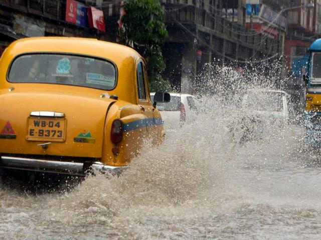 Cabs and buses wade through waterlogged streets at Central Avenue, on Saturday. (Prateek Choudhury/ HT Photo)