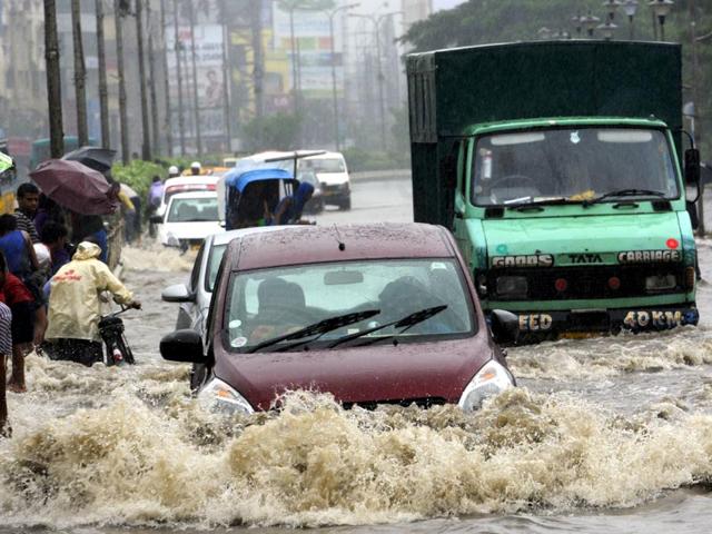 Vehicles cruise along marooned Rajarhat roads. (Subhankar Chakraborty/ HT Photo)