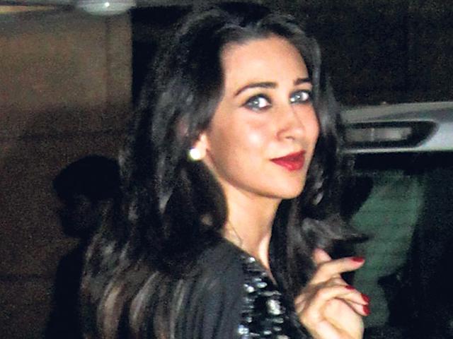 Karisma Kapoor glances over her shoulder. (Shakti Yadav/HT)