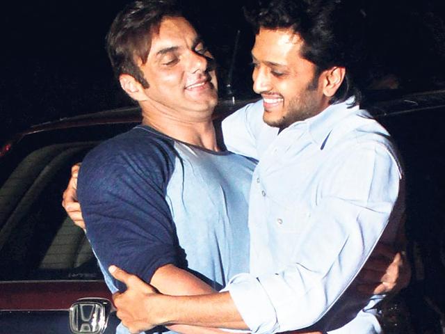 Sohail Khan initiates Riteish Deshmukh as a new brother. (Shakti Yadav/HT)