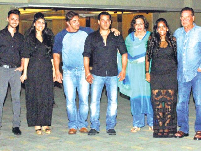 The entire Khan family poses for shutterbugs on the happy occasion of Arpita Khan's birthday. (Shakti Yadav/HT)