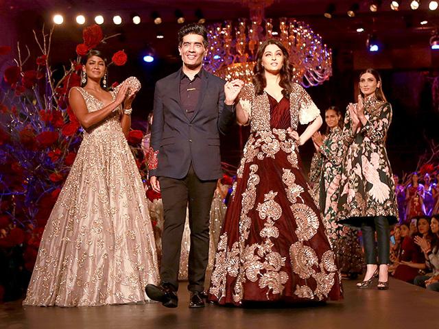 Aishwarya Rai Bachchan showcases fashion designer Manish Malhotra's creations during Amazon India Couture Week (AICW) 2015 in New Delhi. (AP photo) 
