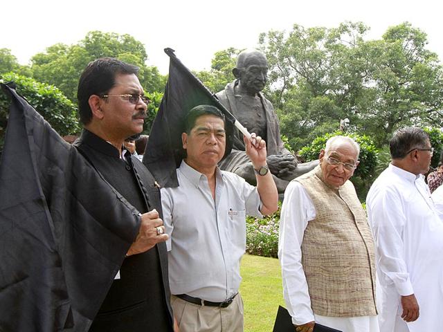 Congress members during a protest at Parliament complex against the suspension of 25 MPs. (Sanjeev Verma/HT Photo)